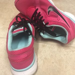 NIKE TENNIS SHOES Size 7 1/2